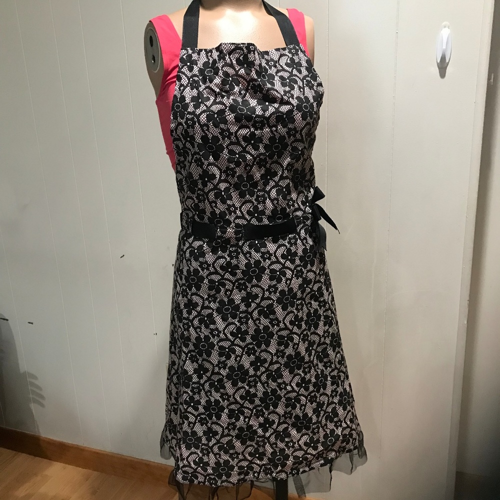Chantilly Hostess Apron by Kay Dee